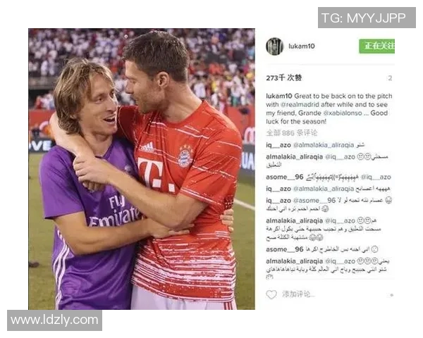 陈冠希与足球明星的亲密合影揭示了他们背后的友谊与激情