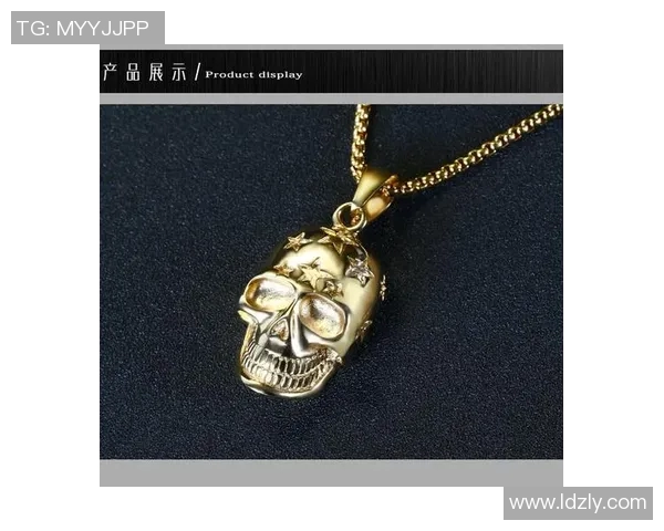 闪耀绿茵场的足球明星吊坠钛钢饰品让你尽显个性与魅力